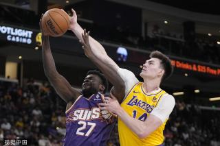 他在球场上 他在球场上